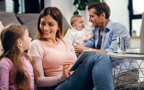 Ενισχύεται η Οικογένεια με Επέκταση Γονικής Άδειας και Αύξηση Βοηθήματος Τοκετού