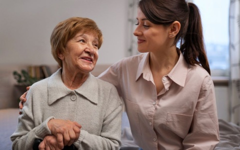 «Κανείς Μόνος»: Το Κράτος Δίπλα σε Κάθε Πολίτη